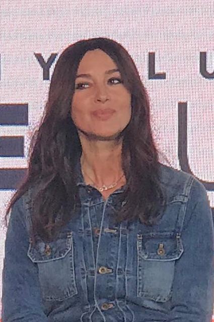 Моника Беллуччи в молодежном образе на презентации в Милане Звездный стиль