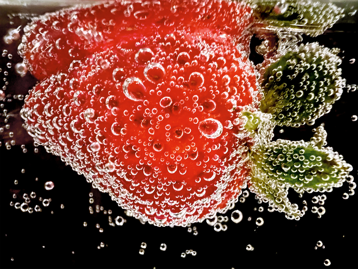 “Strawberry in Soda” от Ashley Lee (@ashley.photo). Снято на iPhone 13 Pro.