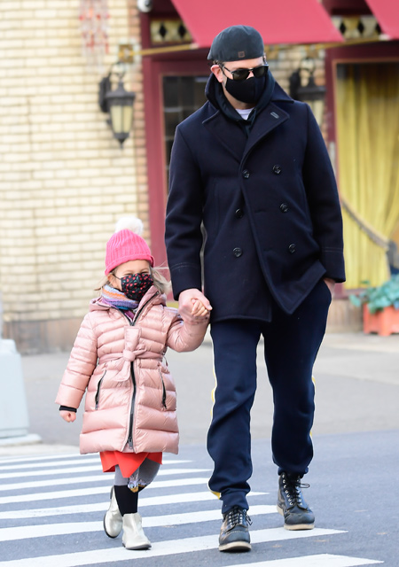 Идиллия после развода: Брэдли Купер и Ирина Шейк на прогулке с дочкой Леей Дети,Дети знаменитостей