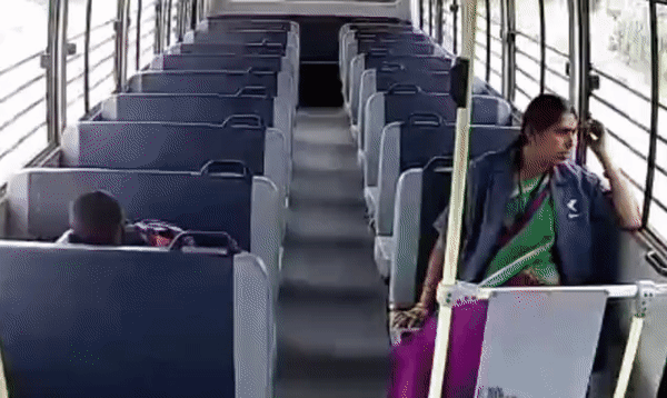Невероятное везение в страшном ДТП с перевернувшимся автобусом: видео