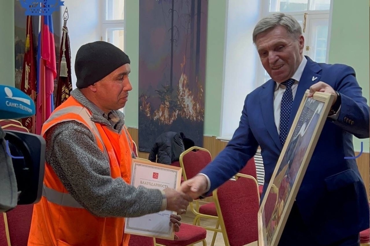 Спасшего людей в Петербурге мигранта наградили картиной с видом на храм