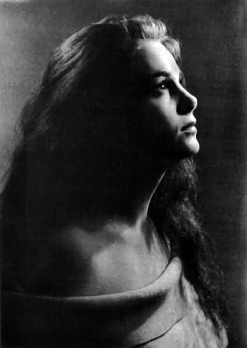 Как выглядела в детстве незабвенная Элина Быстрицкая и как преображалась ее красота на протяжении жизни, изображение №6