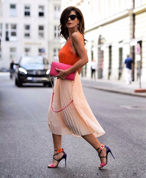 https://www.instagram.com/shortstoriesandskirts/