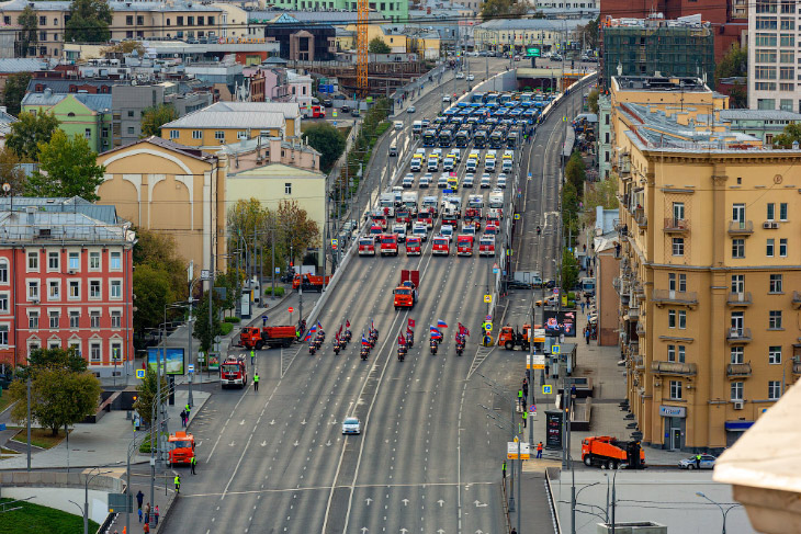 В Москве прошел парад коммунальной техники