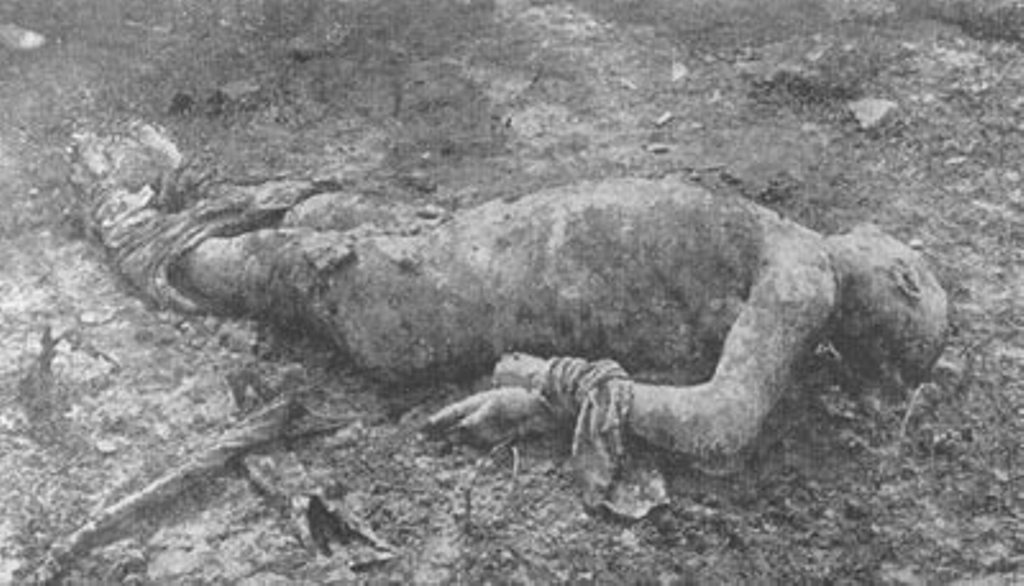 Харьков. Тело заложника поручика Боброва, которому палачи отрезали язык, отрубили кисти рук и сняли кожу вдоль левой ноги. 