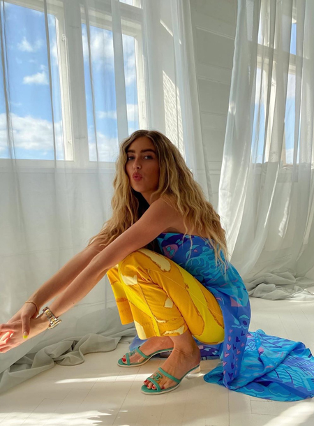 Стиль fashion-инфлюенсеров: свободные отношения Эмили Синдлев с цветовым спектром и резонирующими принтами Стиль fashion-инфлюенсеров: свободные отношения Эмили Синдлев с цветовым спектром и резонирующими принтами Мода,Стиль звезд