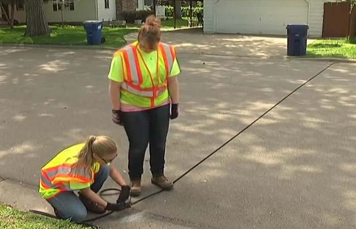 Зачем американцы кладут резиновые шланги поперек шоссе