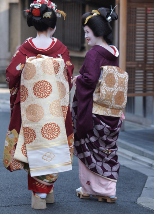 Как сегодня живут ученицы японских гейш: Майко - «Танцующее дитя» майко, гейко, должна, кимоно, гейши, поэтому, Японии, несколько, может, гейша, учителей, одежда, детском, только, взрослой, наряда, Киото, около, культурных, традиций