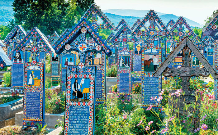 Резные украшения на Веселом кладбище в Румынии. | Фото: shutterstock.com.