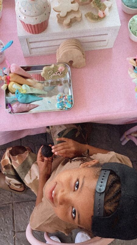 Розовая феерия: Хлое Кардашьян отпраздновала день рождения дочери Тру Розовая феерия: Хлое Кардашьян отпраздновала день рождения дочери Тру Дети,Дети знаменитостей