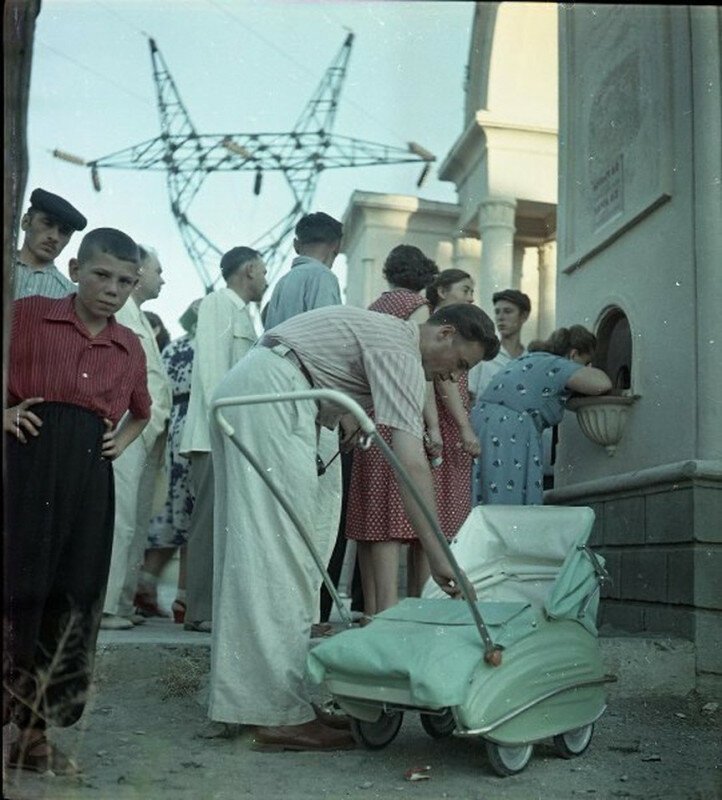 У входа в парк, СССР, 1957 год.⠀ история, ретро, фото