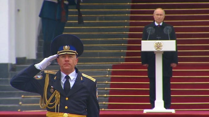 Дождь и 2000 гостей. Самые яркие кадры с инаугурации Владимира Путина