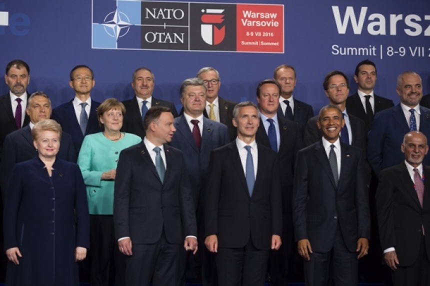 Как Савченко и Порошенко саммит НАТО облобызали: соцсети в шоке от фото
