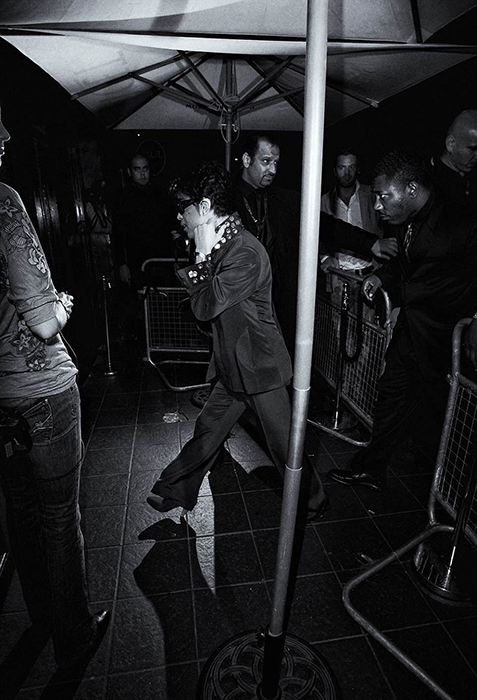Принц направляется в туфлях на каблуках на очередную вечеринку. Фото: Max Butterworth.