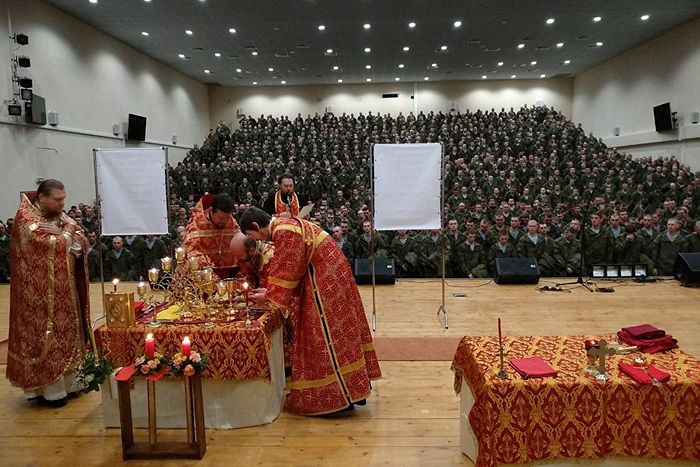 Литургия на Пасхальной неделе в бригаде спецназа. Фото : из архива Благовещенского храма в Сокольниках 