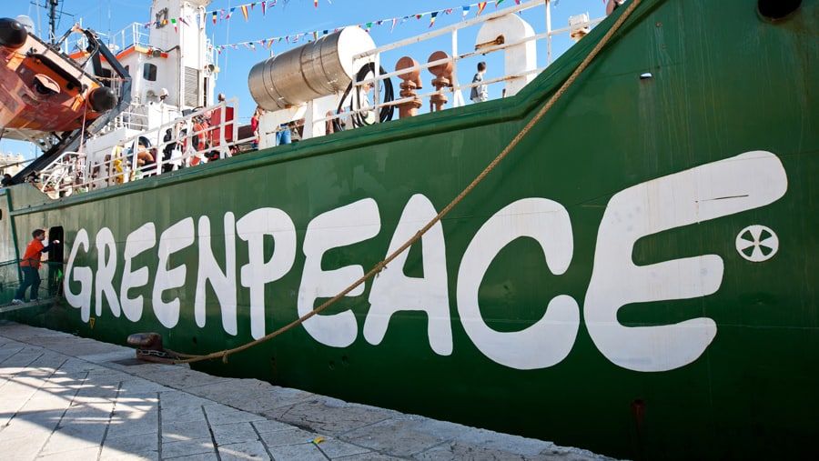 Активисты финского подразделения Greenpeace пикетируют судно с российским газом Экономика