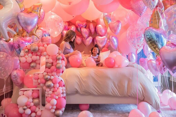 Розовая феерия: Хлое Кардашьян отпраздновала день рождения дочери Тру Розовая феерия: Хлое Кардашьян отпраздновала день рождения дочери Тру Дети,Дети знаменитостей