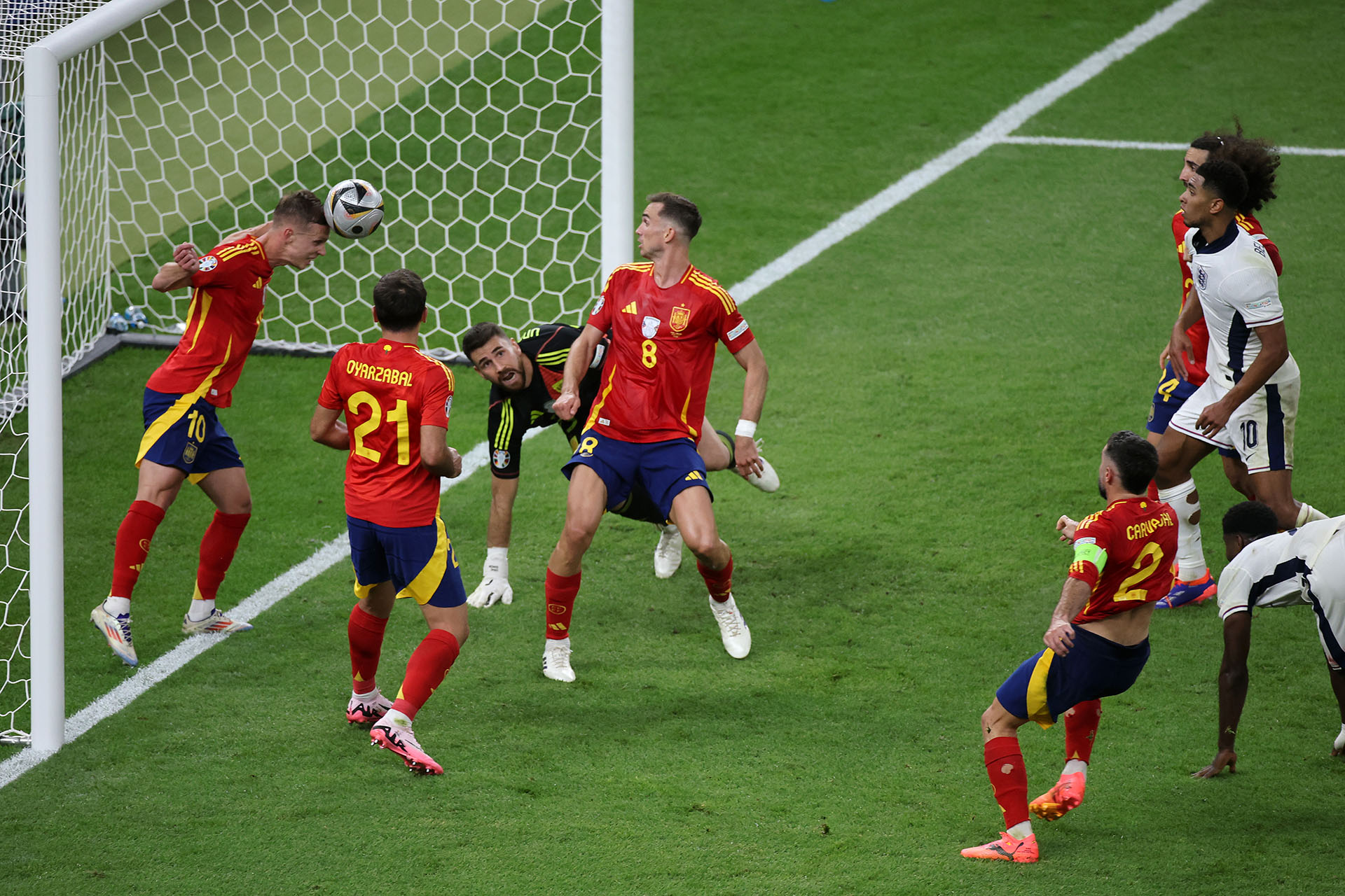 Дани Ольмо, полузащитник испанской сборной, отбивает мяч головой с линии своих ворот в матче с англичанами