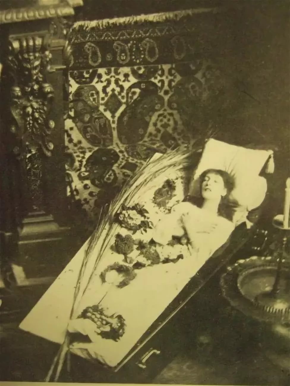 Зинаида Райх у гроба Есенина
