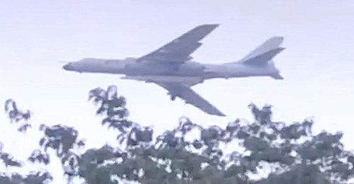 Китайский бомбардировщик с загадочной ракетой попал на видео