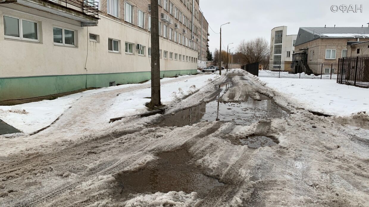 Новгородские коммунальшики ушли на «каникулы»: город утопает в каше из грязи, льда и снега