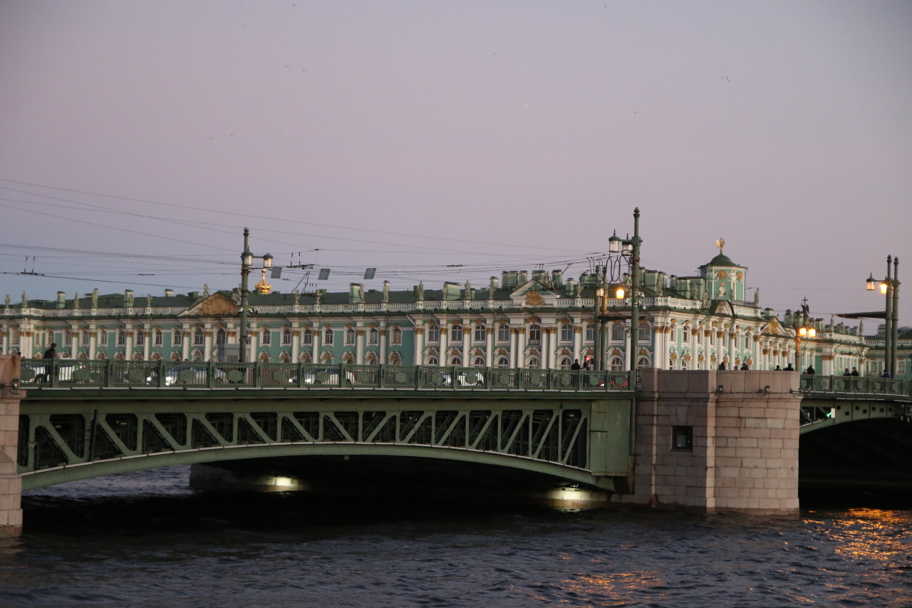 дворцовый мост в санкт петербурге днем