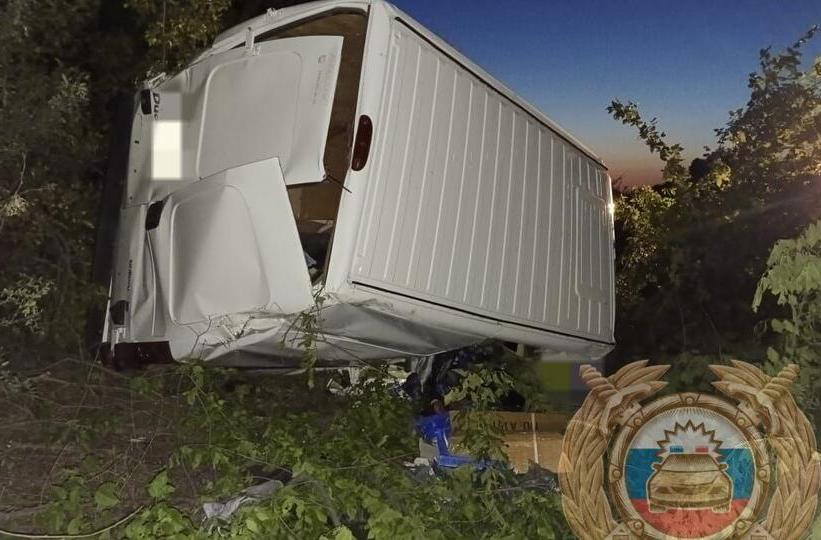 Водитель погиб в опрокинувшемся фургоне на темной трассе под Саратовом