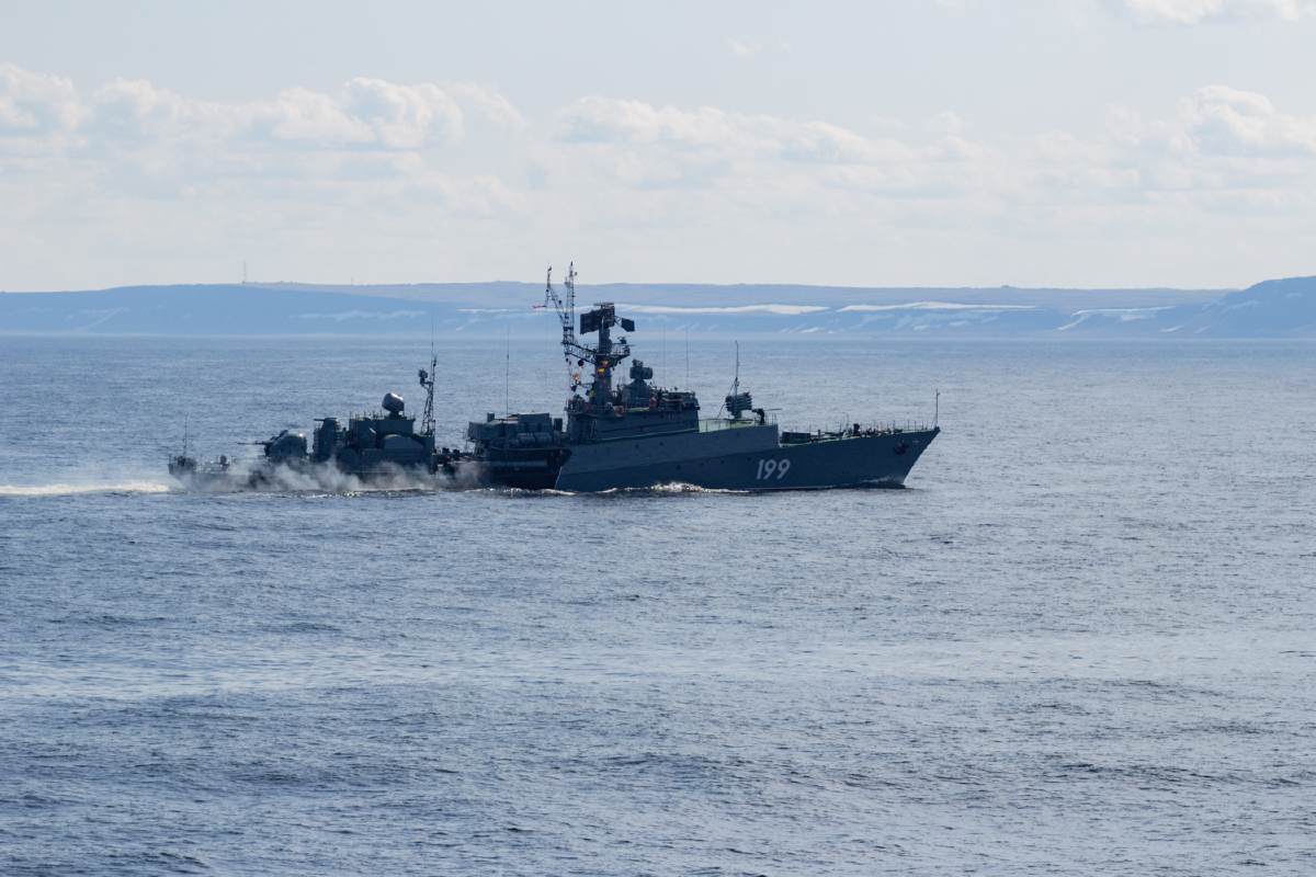 Малый противолодочный корабль «Нарьян-Мар» выполнил комплекс боевых упражнений в Белом море