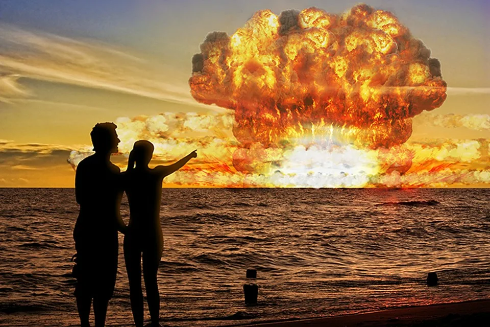 Конец света во сне. Ядерный взрыв люди. Парочка на фоне взрыва. Атомный взрыв люди. Девушка на фоне ядерного взрыва.