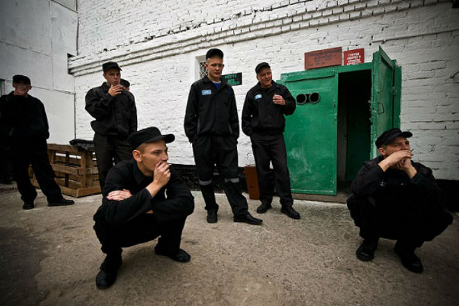 Почему в тюрьме ничего нельзя поднимать с пола