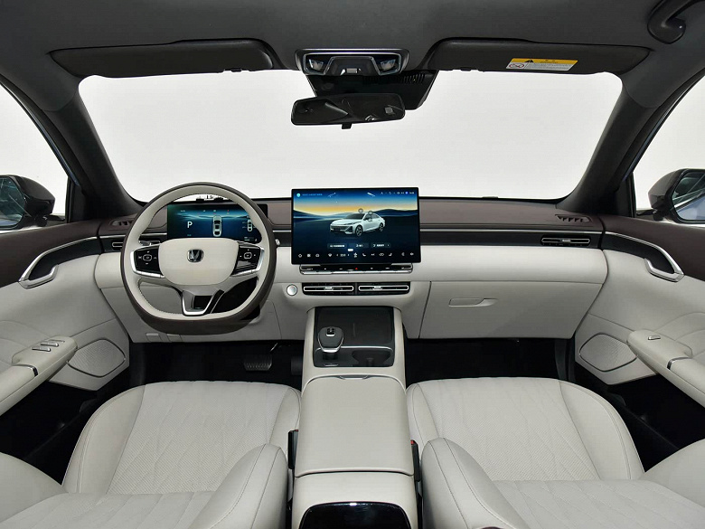 Просторный 192-сильный седан Changan — всего 72,9 тыс. юаней (830 тыс. рублей). Представлен обновленный Changan Eado