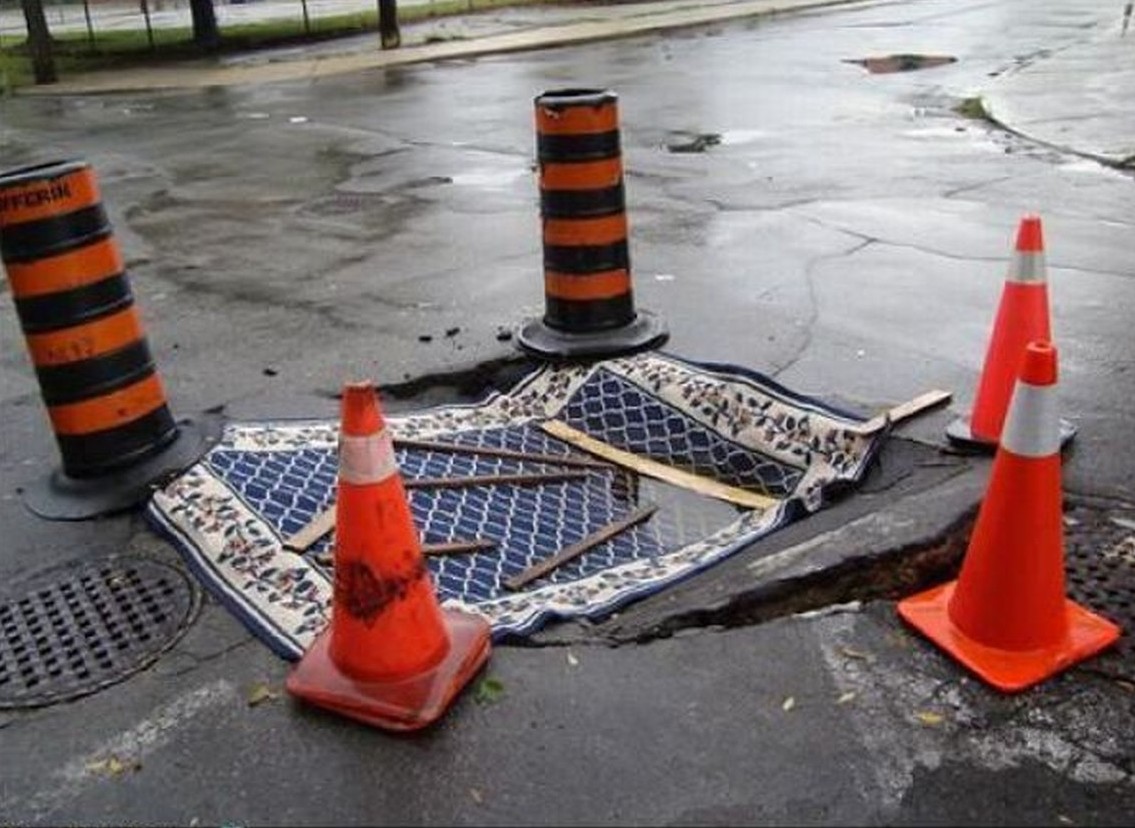 За ямами в России ухаживают и о них заботятся весна, дороги, россия