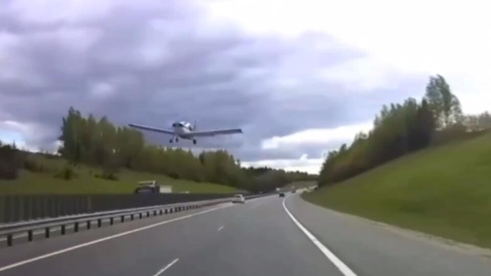 Учебно-тренировочный самолет пролетел на малой высоте над трассой М8