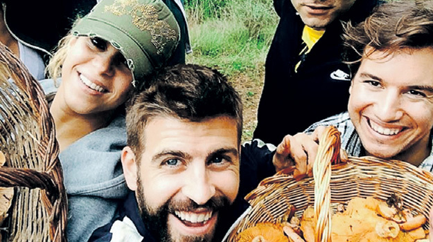 ШАКИРА, её гражданский муж - футболист Жерар ПИКЕ и их друзья не зря сходили в лес недалеко от Барселоны. Фото: Instagram.com