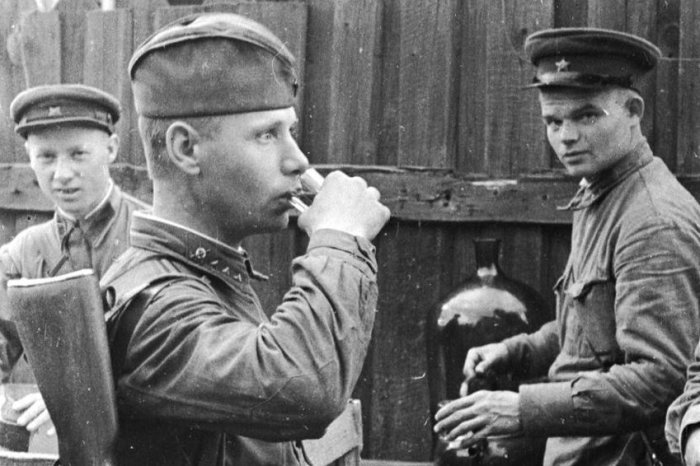 «Наркомовские 100 грамм»: правда ли, что русские солдаты пили казенную водку во время войны постоянно «Наркомовские 100 грамм»: правда ли, что русские солдаты пили казенную водку во время войны постоянно