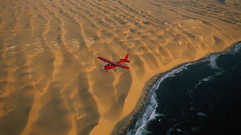 Где песок становится морем: как пустыня Намиб встречается с Атлантикой Намиб, Именно, здесь, невероятно, высокие, Благодаря, океана, самого, протянулись, песчаные, метров, трехсот, более, некоторых, высота, находятся, самые, водам, оттенков, розовых
