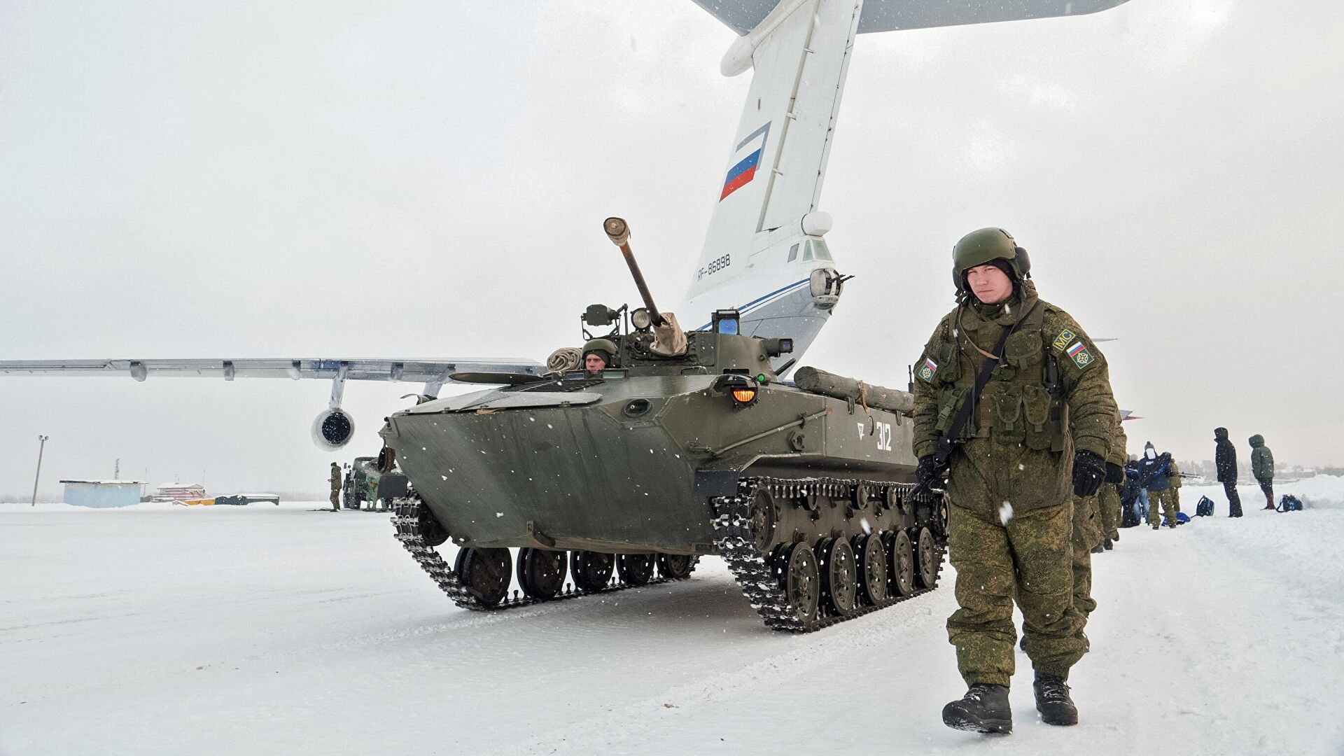 Российские военнослужащие из миротворческого контингента ОДКБ во время выгрузки из самолета военно-транспортной авиации ВКС России - РИА Новости, 1920, 18.01.2022