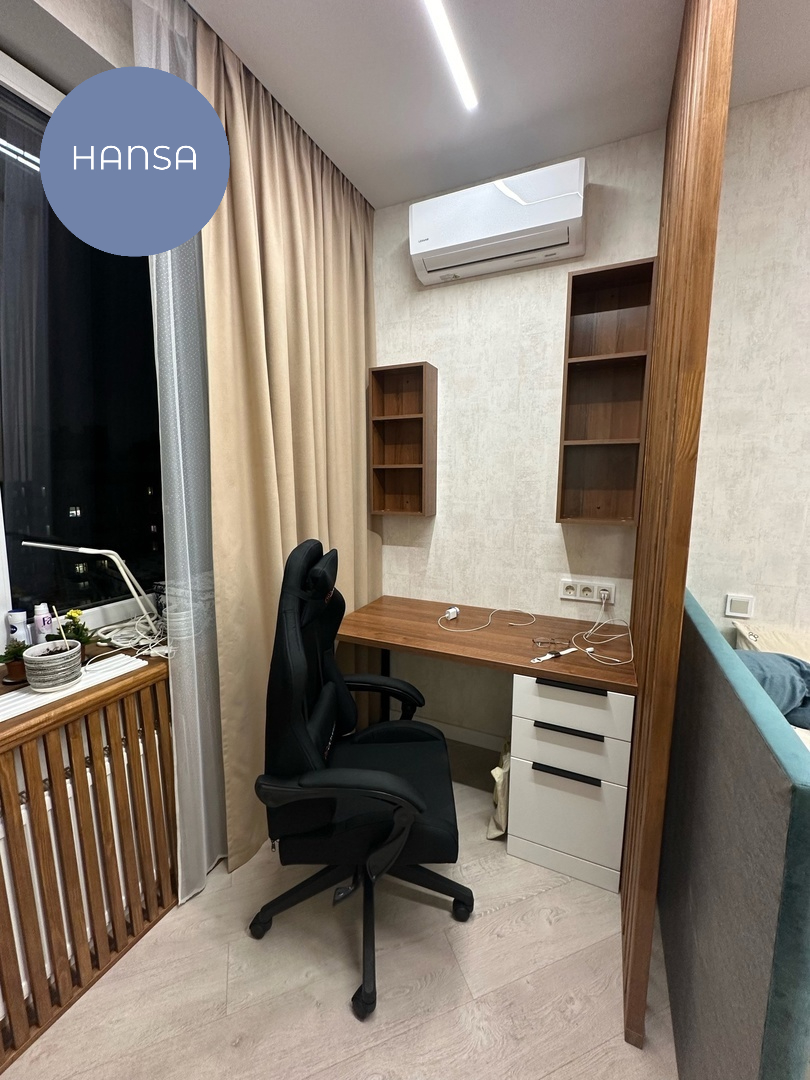 Письменный стол в лоджию с ящиками, выполненный на заказ компанией Hansa Mebel