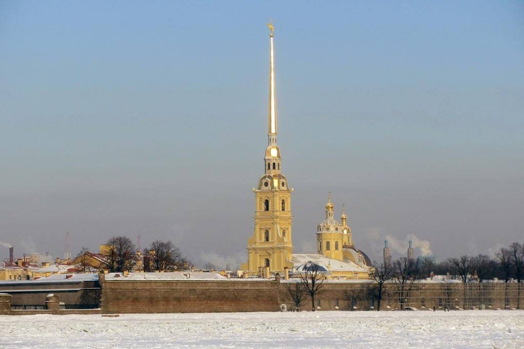 Петропавловский собор зимой СПБ