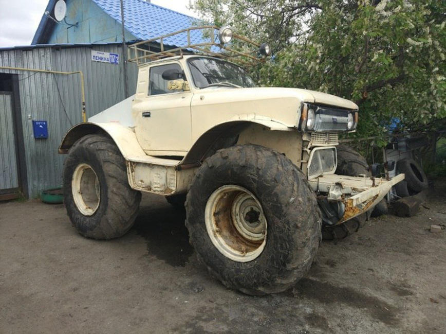 Пикап ИЖ-27151 превратился в самодельный вездеход с огромными колесами