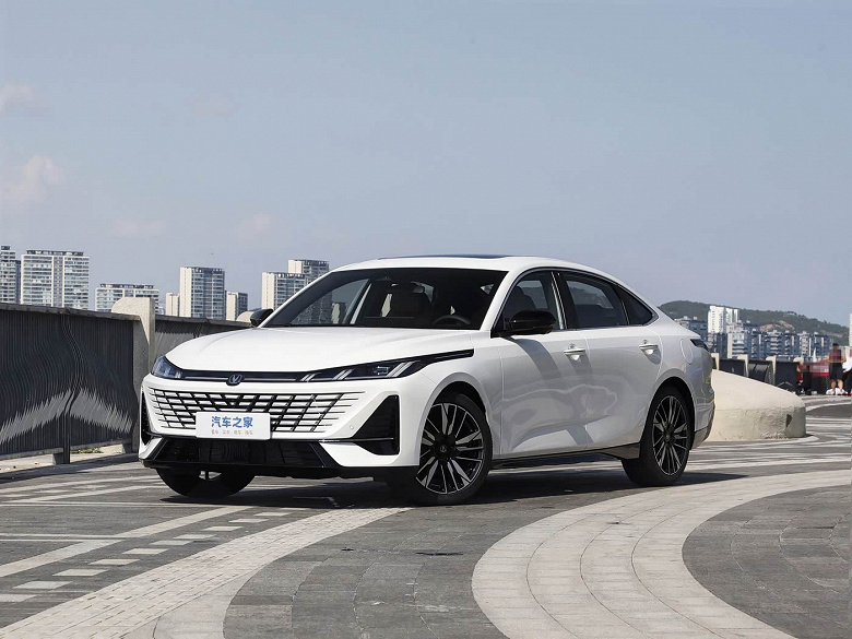 Просторный 192-сильный седан Changan — всего 72,9 тыс. юаней (830 тыс. рублей). Представлен обновленный Changan Eado