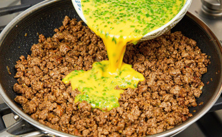 Универсальное мясное блюдо на завтрак обед и ужин. Берем фарш и заливаем яйцом - похожая новость на Toplenta