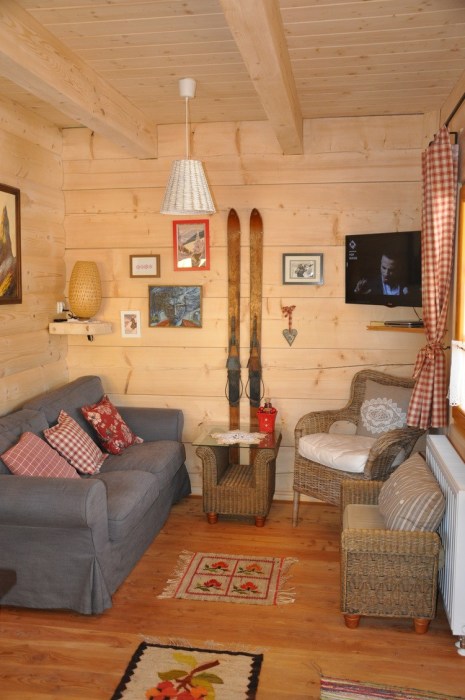 Маленькая, но уютная гостиная в бревенчатом домике «Stunning Gate Lodge». | Фото: stiri.magazinuldecase.ro.