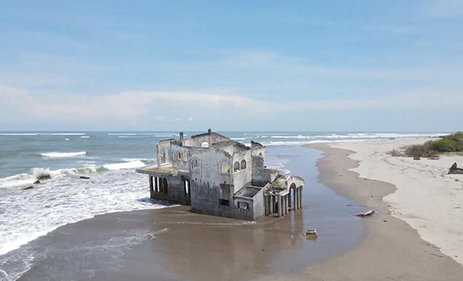 Мужчина нашел на пляже в волнах заброшенный дом. Местные не смогли объяснить, как он попал в океан