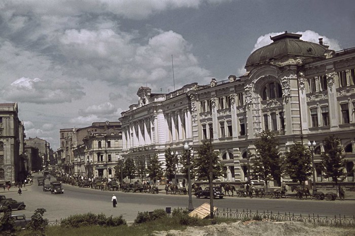 Площадь Тевелева и вид на начало улицы Сумская. 