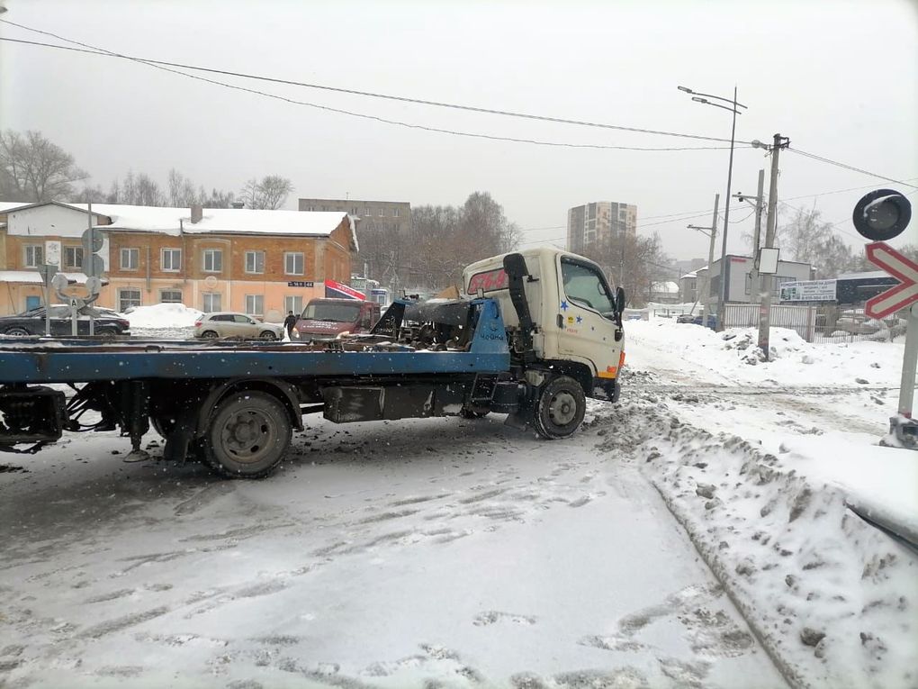 Локомотив столкнулся с эвакуатором в Ижевске на переезде