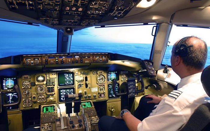Каким образом пилоты самолетов запоминают расположение и назначение всех кнопок расположение, кнопок, память, помогает, работы, назначение, летчика, летчик, главное, время, запоминать, практика, переключателей, кабины, самолета, рычагов, также, уровне, совершать, может
