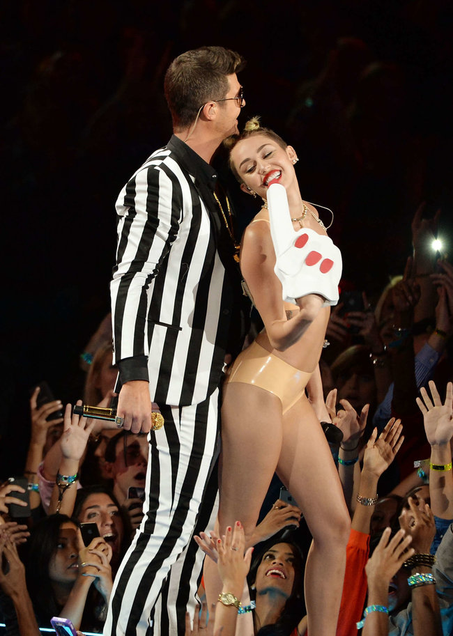 «MTV Video Music Awards 2013» в Бруклине: скандальное выступление Майли Сайрус: miley-cyrus-pictures-hot-vma-2013-mtv-performance--18_Starbeat.ru