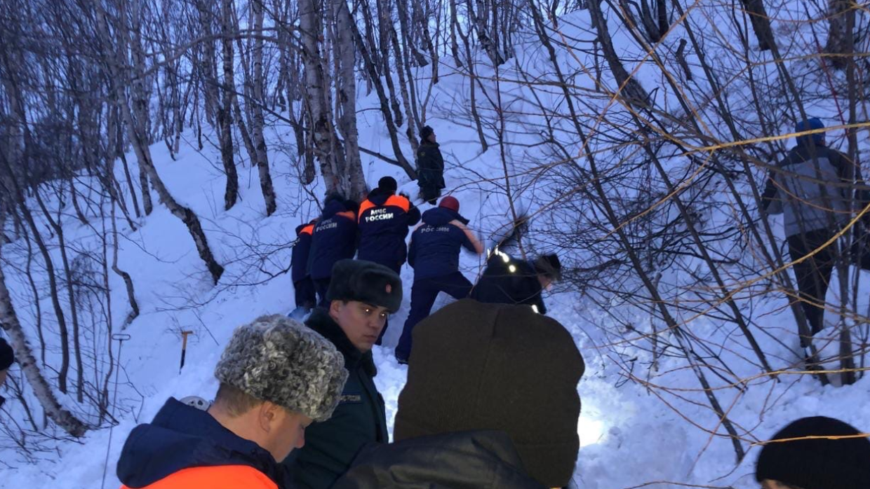 Камчатка происшествия сегодня новости последние. Лавина в Мурманской области 2021. Лавина на Камчатке. Сход лавины в Мурманской. Снежные лавины на Камчатке.