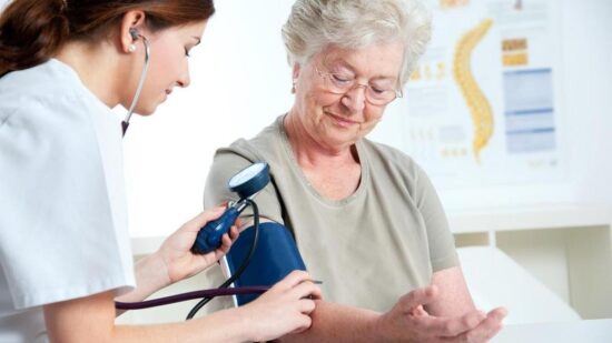 Как точно понять, что у вас гипертония: дома и у врача цифры давления будут разными